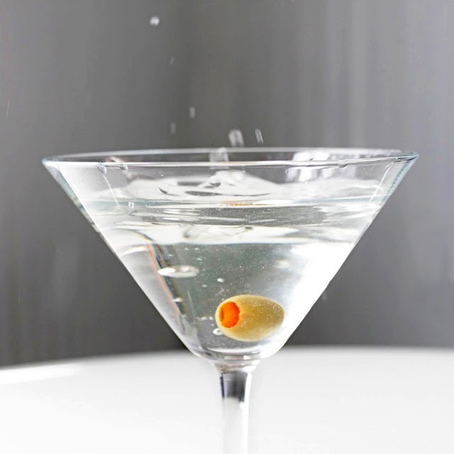 Vuonna martini-cocktail laittaa oliivi