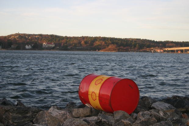 Lonely barrel rannalla