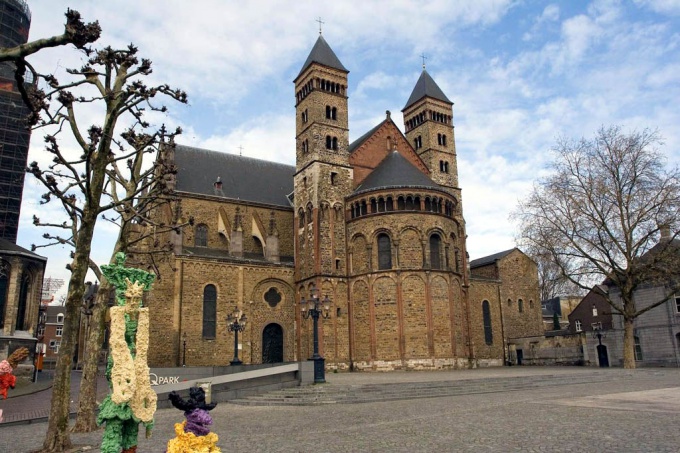 Hollandin nähtävyydet: Sint Servasin basilika Maastrichtissa